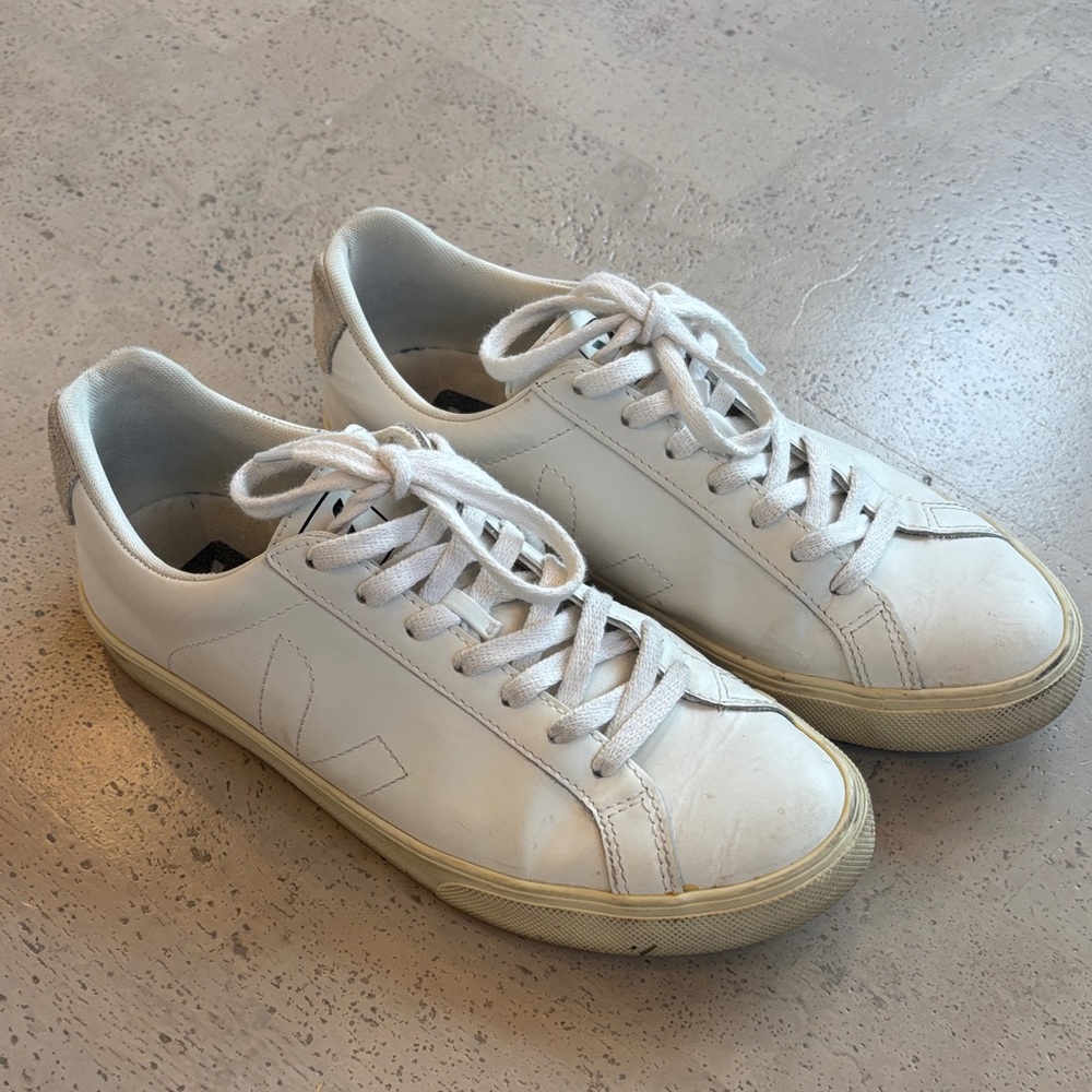 Veja Women’s White Leather Low-Top Sneakers - Classic Casual Style Sz 40